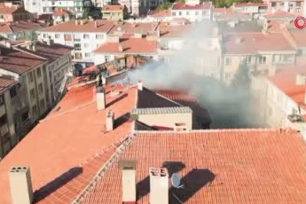 Ankara’da 3 katlı binanın en üst katında yangın çıktı