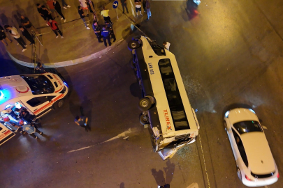 Aşırı süratli araç minibüsle çarpıştı: 10 yaralı