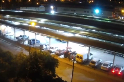 Balıkesir Sındırgı'da deprem anı güvenlik kamerasında