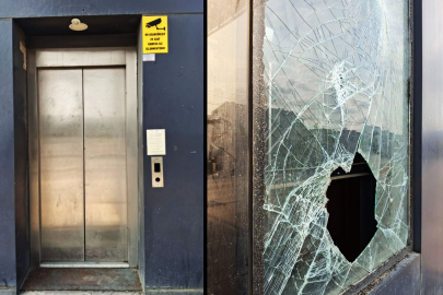 Bursa'da üst geçit asansörünü camını patlatıp soydular!