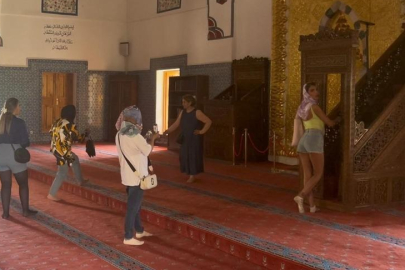 Tarihi camide tartışma yaratan görüntü! Uyarılar işe yaramadı...