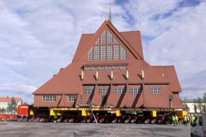 113 yıllık kilise tekerlekli platform ile 5 kilometre uzağa taşındı