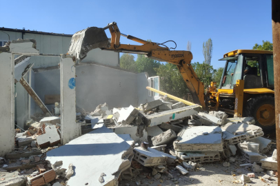 Bursa'da tarlalara inşa edilen kaçak yapılar tek tek yıkıldı!