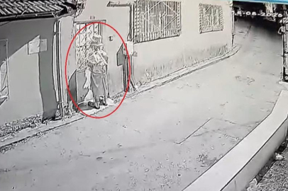 Bursa'da üzerinde palyaço kıyafeti elinde bıçak gece vakti çocukları kovaladı!