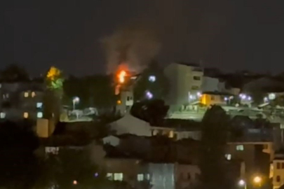 İstanbul Fatih'te 3 katlı binanın çatı katı alev alev yandı