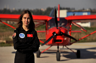 Türkiye'nin en genç pilotu Bursalı Defne: Kızlar hayallerinden vazgeçmemeli