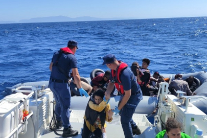 Yunanistan’ın geri ittiği 30 düzensiz göçmen kurtarıldı