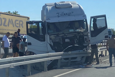 Denizli'de kontrolden çıkan tır refüje çarparak durabildi
