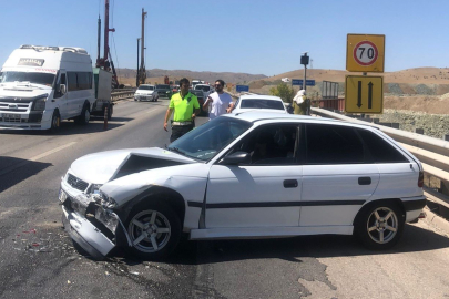 Kırıkkale'de sürücüyü arı soktu, otomobil bariyerlere çarpıp savruldu: 1 yaralı