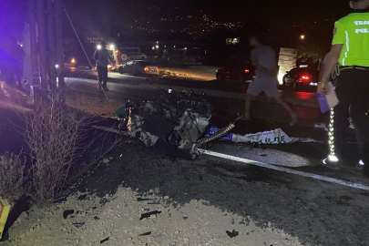 Osmaniye'de elektrik direğine çarpan aracın motoru yerinden fırladı