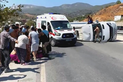 Tursitleri taşıyan midibüs devrildi! Araçta yolcular sıkıştı: 7 yaralı