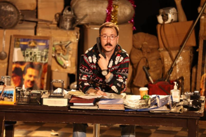 Bursa'da 'Tamamen Doluyuz' isimli oyunu sahnelendi