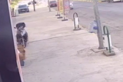 Karabük'te hafif ticari araçla çarpışan otomobil apartmanın bahçesine uçtu: 3 yaralı