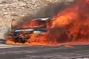 Kayseri'de seyir halindeki otomobil alev alev yandı