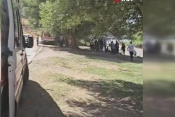 Kızılırmak'a giren 3 genç boğulma tehlikesi geçirdi