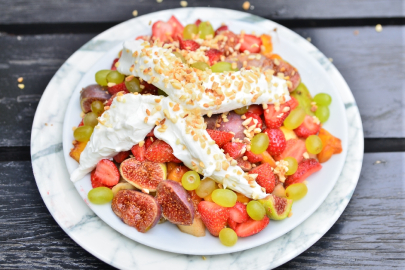 Bursa'da saray mutfağından hazırlanan ballı-kaymaklı meyve ile sofralar tatlandırılıyor