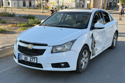 Diyarbakır’da iki araç çarpıştı