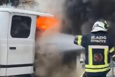 Elazığ’da park halindeki pikap yandı