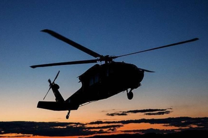 İngiltere'nin Wight Adası'nda bir helikopter tarlaya düştü