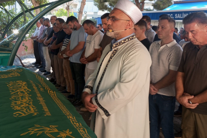 İzmir'de kazada hayatını kaybeden çift Manisa'da toprağa verildi