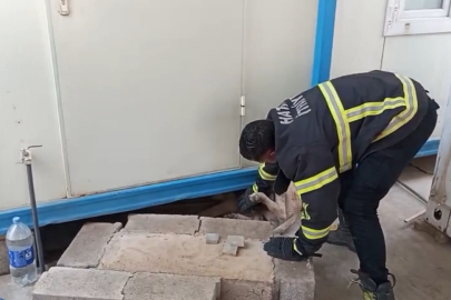 Konteynerin altına sıkışan köpek kurtarıldı