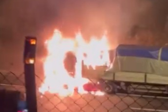 TEM'de seyir halindeki tır alevlere teslim oldu