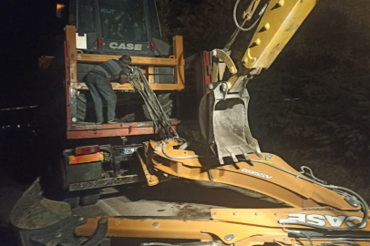 Ankara’da iş makinesi taşıyan kamyon kömür taşıma bandına çarptı