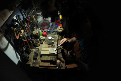 Bursa'da neyini süslemek için başladığı sedefkarlık sanatını geleceğe taşıyor