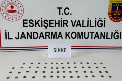 Eskişehir'de tarihi eser kaçakçısı çantasındaki sikkelerle yakalandı