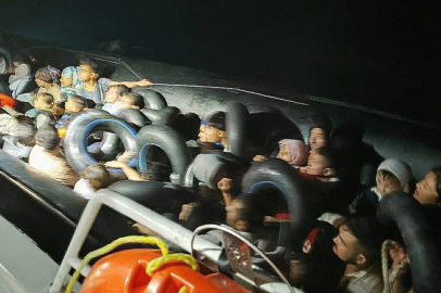 İzmir’de 43 kaçak göçmen yakalandı, sürüklenen lastik bottaki 19 göçmen de kurtarıldı