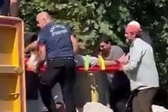 Sakarya'da kontrolden çıkan hafriyat kamyonu devrildi