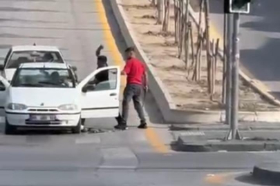 Trafikte önünü kestikleri sürücüye bıçak ve kılıçlarla saldırdılar