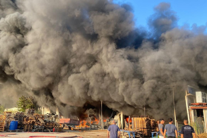 Antalya'da iki depoda yangın çıktı