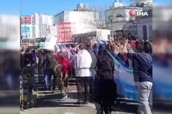 Arjantin Devlet Başkanı Milei’nin konvoyuna taşlı saldırı