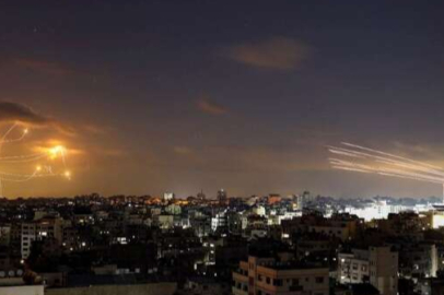 İsrail, Şam'ın güneybatısındaki eski ordu kışlalarına saldırı düzenledi