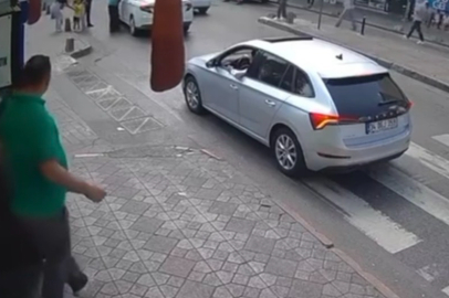 İstanbul Beyoğlu’nda otomobilin dede ve torununa çarptığı kaza kamerada