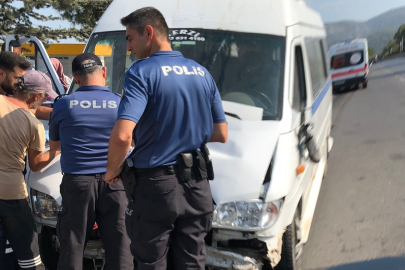 Manisa'da işçi servisi ağaca çarptı: 8 yaralı