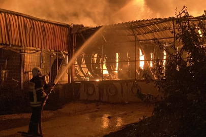 Mersin'de en mutlu günlerinde ev ve depoları alev alev yandı: Baba gözyaşlarını tutamadı