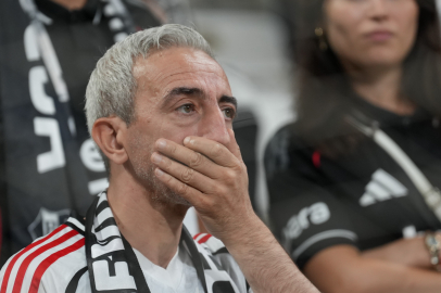 Dolmabahçe'de taraftarlardan protesto