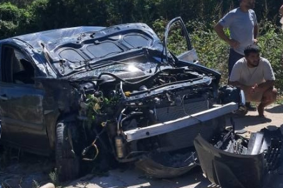 Sakarya'da önce aydınlatma direğine, sonra ağaca çarptı: 2 yaralı