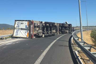 Bursa'da tır devrildi! Virajı alamayınca...