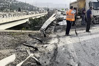 Hatay’da kontrolden çıkan kamyon bariyerlere saplandı
