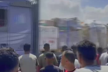 İsrail destekli çeteler bir kez daha Gazze’ye yardım getiren tırları yağmaladı