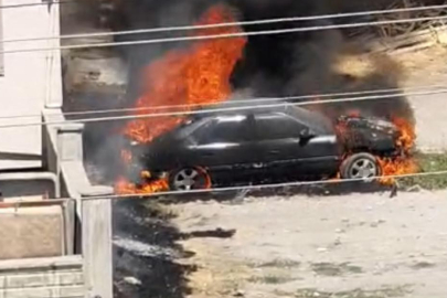 Kütahya'da park halindeki otomobil alev alev yandı