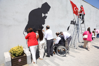 Bursa'da zafer ruhu, Şehitlik Abidesi duvarlarına yansıtıldı