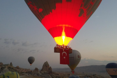 Sıcak hava balonları Türk bayraklarıyla uçtu