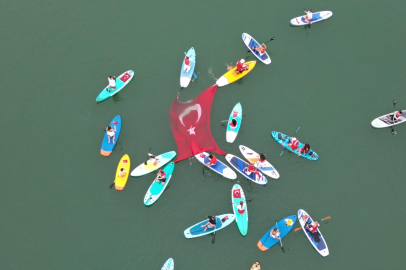 Bursa'da Sup Board ekibinden bayraklı Zafer Bayramı kutlaması