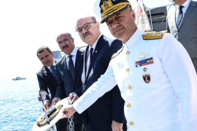 "TCG Dumlupınar" şehitleri Çanakkale Boğazı'nda saygı dalışı ile anıldı