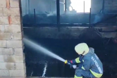 Konya'da besi ahırında çıkan yangında 6 büyükbaş hayvan telef oldu, 10 ton saman yandı