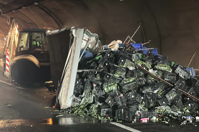 Kuzey Marmara Otoyolu'nda sebze yüklü tır devrildi: Kilometrelerce araç kuyruğu oluştu